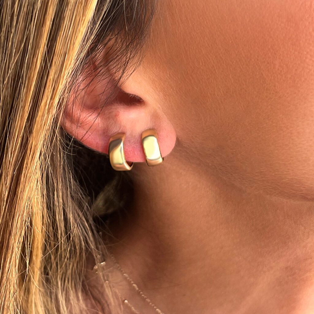 Los pendientes de oro 9k Banda ancha, es un básico de Bea Soldado ideales para usarlos a diario para cualquier outfit